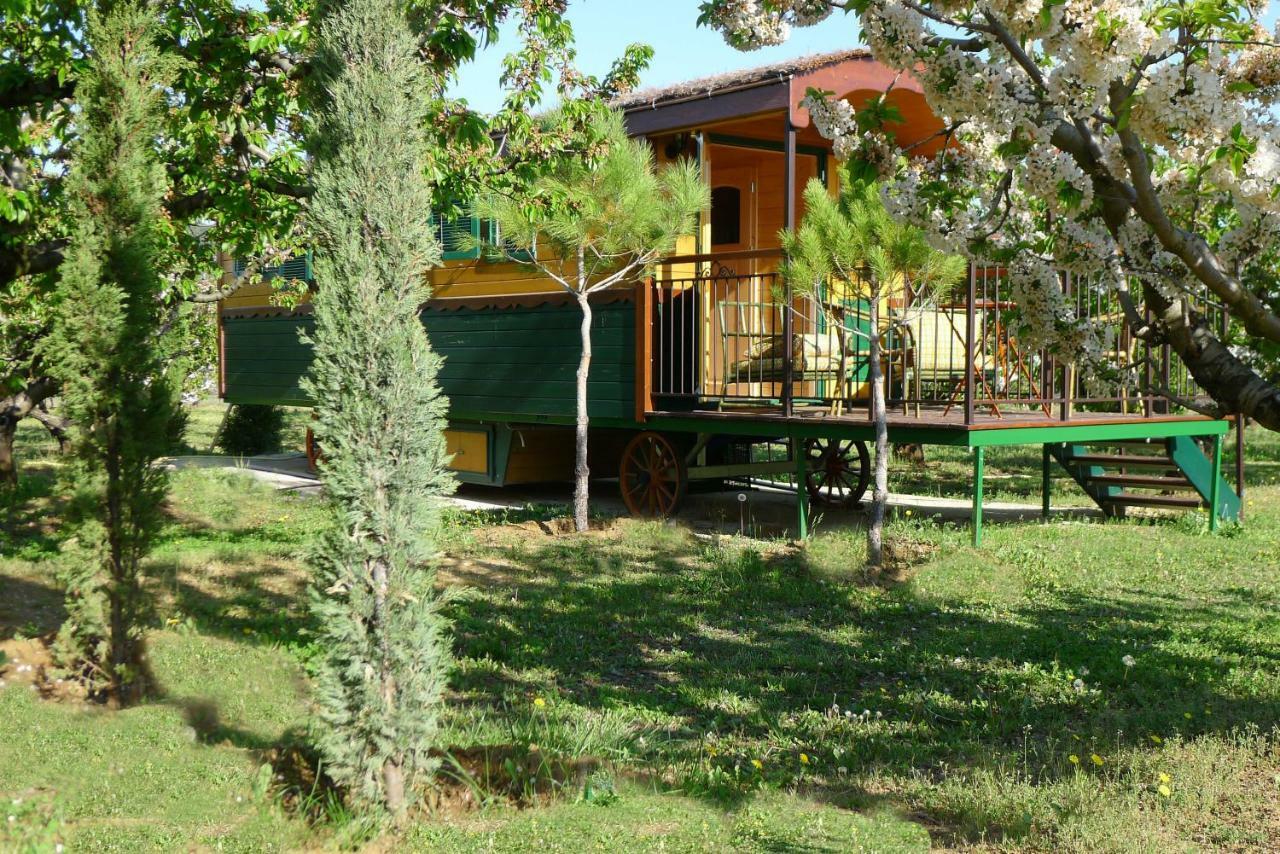 Les Piegonnaises - 2 Roulottes Villa Luaran gambar